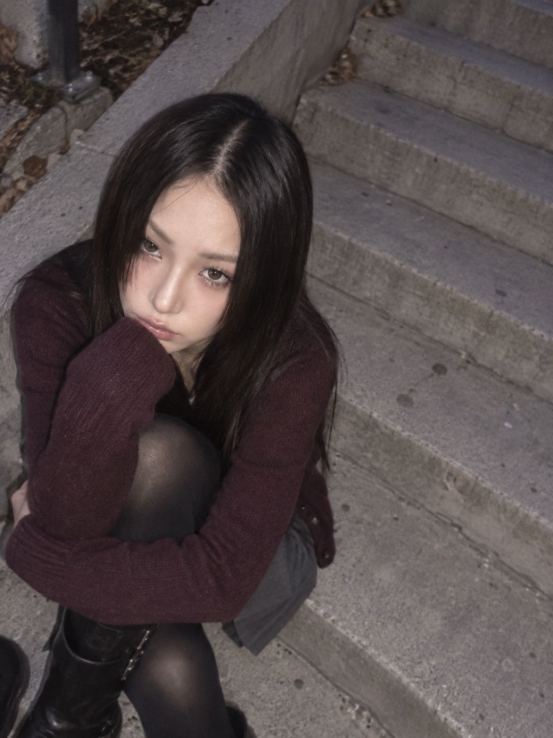 계단에 혼자 앉아 있는 사람